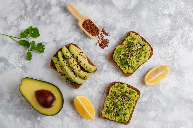An avocado toast is a good low-oxalate meal